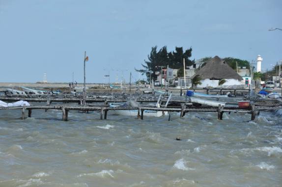 O agitado mar do Golfo do México, no litoral norte do Yucatán, no México